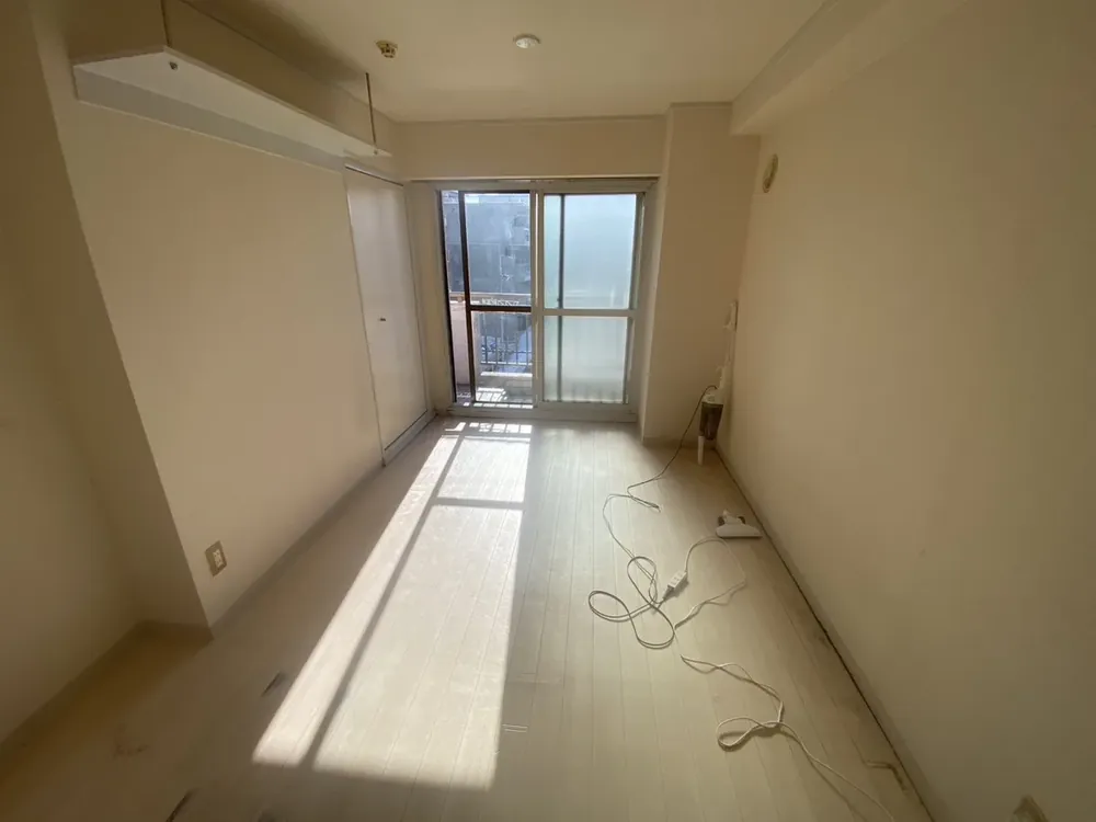家財のない、がらんとした部屋の写真