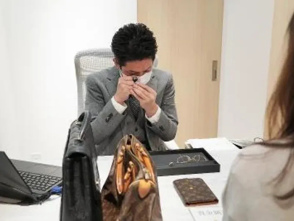 買取店で、バッグや貴金属を机に並べ、ルーペで真贋を確かめている写真（目利きと売り先の選び方）